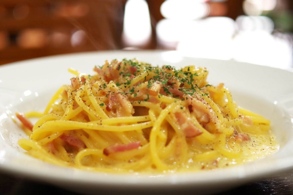 Un delizioso piatto di pasta alla carbonara della tradizione italiana.