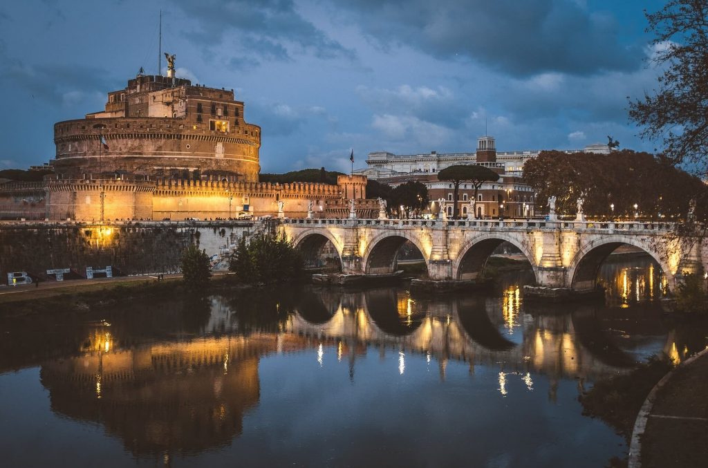Lo splendido riflesso di Castel Sant'Angelo sulle tranquille acque del fiume Tevere, che crea una scena accattivante e pittoresca a Roma, in Italia.