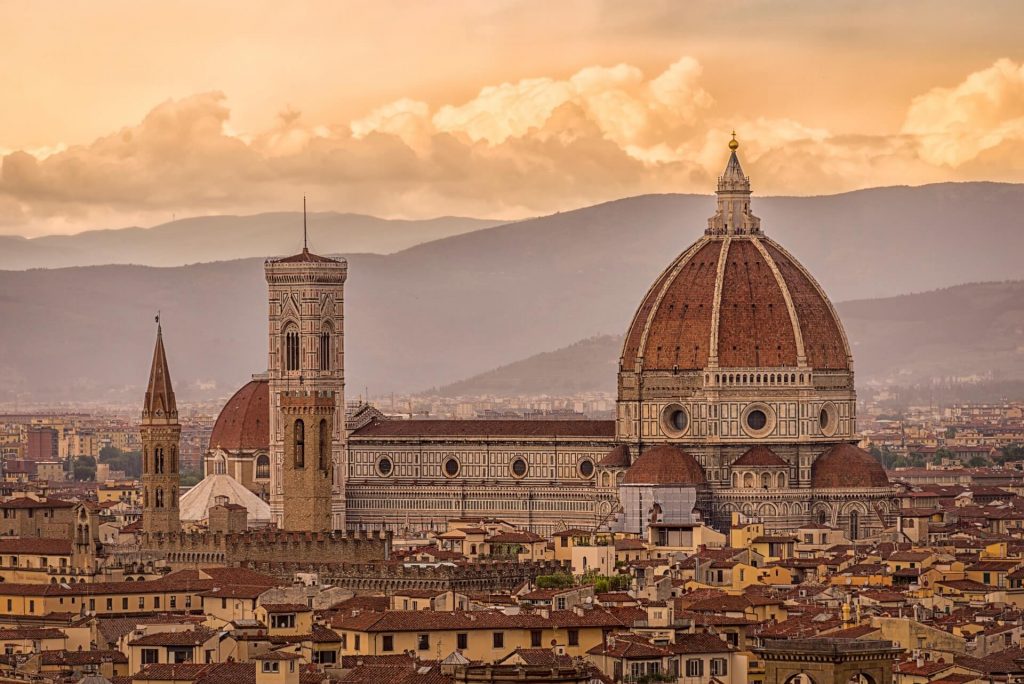 Il pittoresco paesaggio urbano di Firenze, Italia, con edifici storici e punti di riferimento iconici.