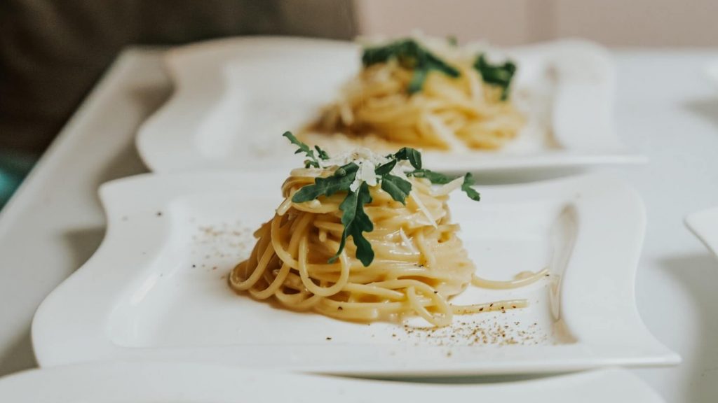 Un delizioso piatto di pasta cacio e pepe, un classico piatto italiano a base di formaggio e pepe nero