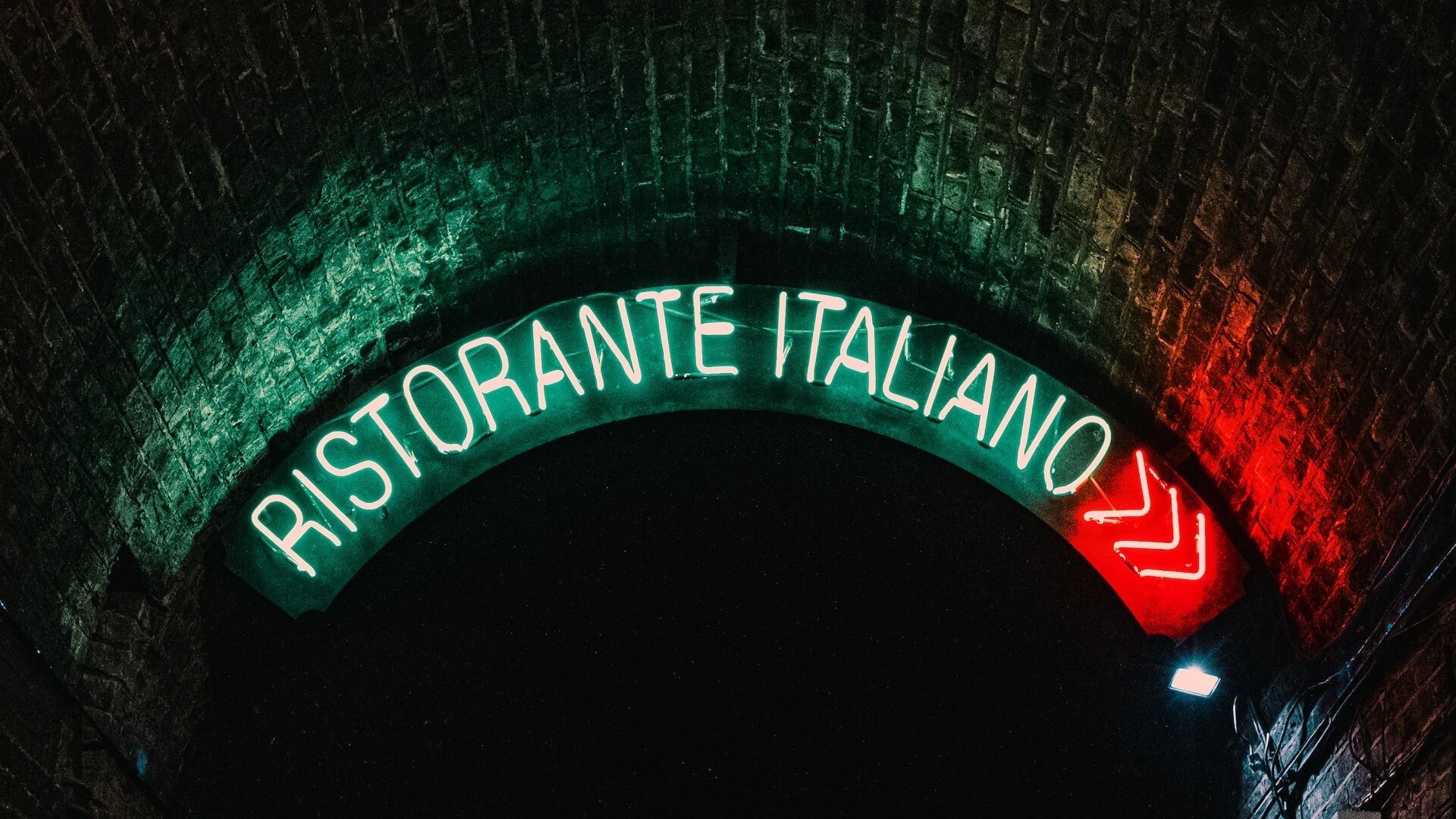 Un'insegna al neon con la scritta 'Ristorante Italiano', che indica un ristorante italiano
